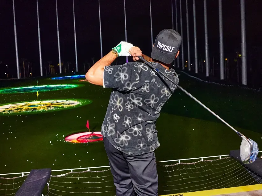 Jugador de Topgolf en acción